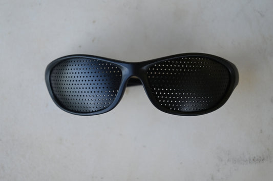 Gafas con Agujeros Cónicos Pequeños - GafasReticulares.com